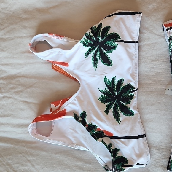 Blooming Jelly White Hawaiian 2 Piece Swimsuit. Sz Small - Picture 11 of 11